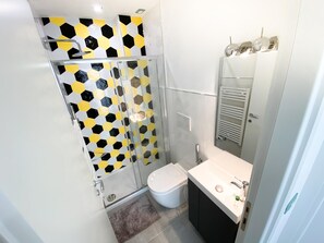 Secador de pelo, toallas, jabón, shampoo