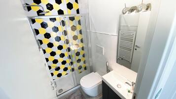 Haartrockner, Handtücher, Seife, Shampoo