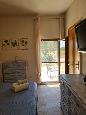 1 dormitorio, tabla de planchar con plancha, wifi y ropa de cama