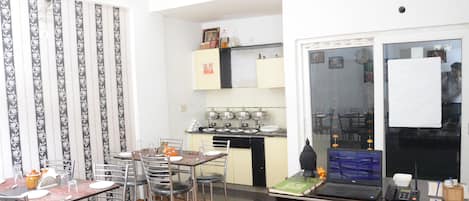 Deluxe Double Room | Dining