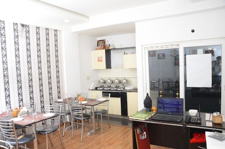 Deluxe Double Room | Dining. ANAYA GUEST HOUSE & RESTAURANT ETAH