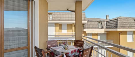Family Apartment, Multiple Bedrooms, Mountainside (Casa Mirella Full AC And Terrace) | Outdoor dining