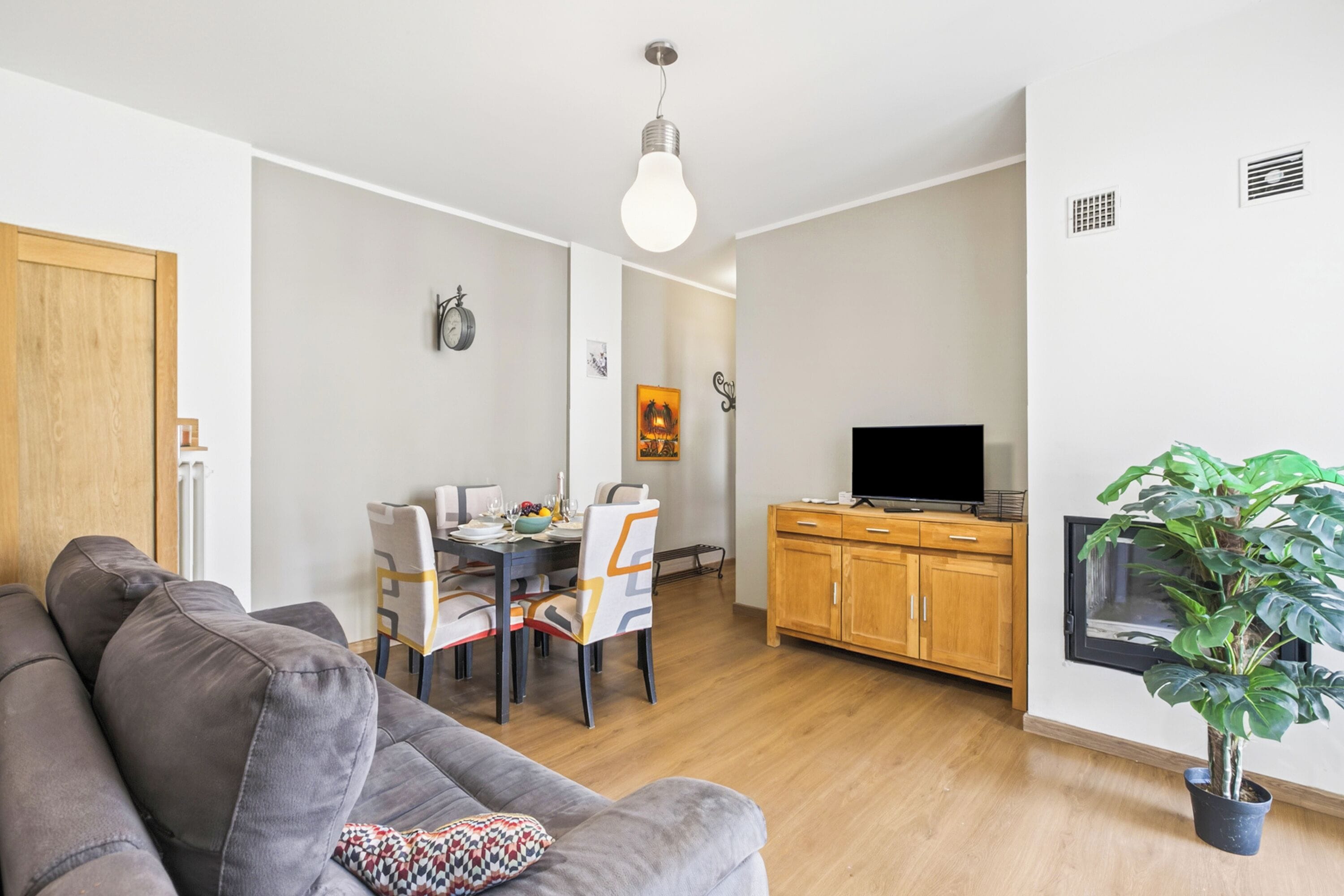 Appartement Familial, plusieurs chambres, côté montagne (Casa Mirella Full AC And Terrace) | Coin séjour