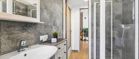 Familielejlighed - flere soveværelser - ved bjerg (Casa Mirella Full AC And Terrace) | Badeværelse | Bruser, hårtørrer, bidet, håndklæder