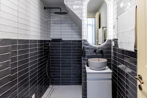 Habitación doble estándar, balcón, vista a la ciudad | Baño | Pantuflas