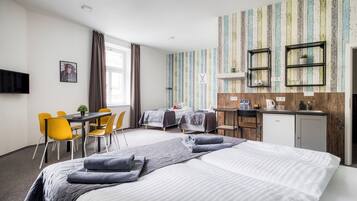 Superior-studio, kaupunkinäköala | Tallelokero huoneessa, työpöytä, silitysrauta/-lauta, ilmainen Wi-Fi