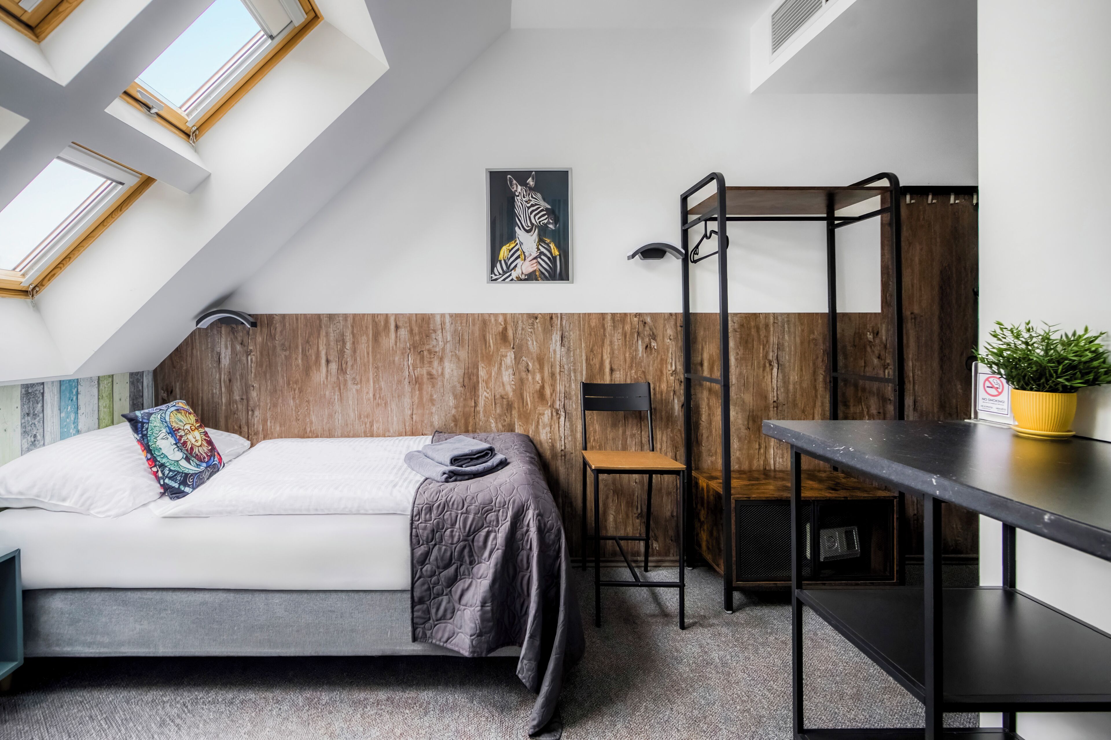 ห้องอีโคโนมี | ตู้นิรภัยในห้องพัก, โต๊ะทำงาน, เตารีด/โต๊ะรีดผ้า, Wi-Fi ฟรี