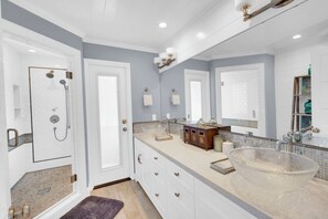 Shower, hair dryer, towels - Oceanfront Views! 3 Bed, 2 Bath with Private Beach (Oceanside)