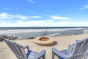 On the beach - Oceanfront Views! 3 Bed, 2 Bath with Private Beach (Oceanside)