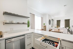 Een koelkast, een magnetron, een oven, een kookplaat