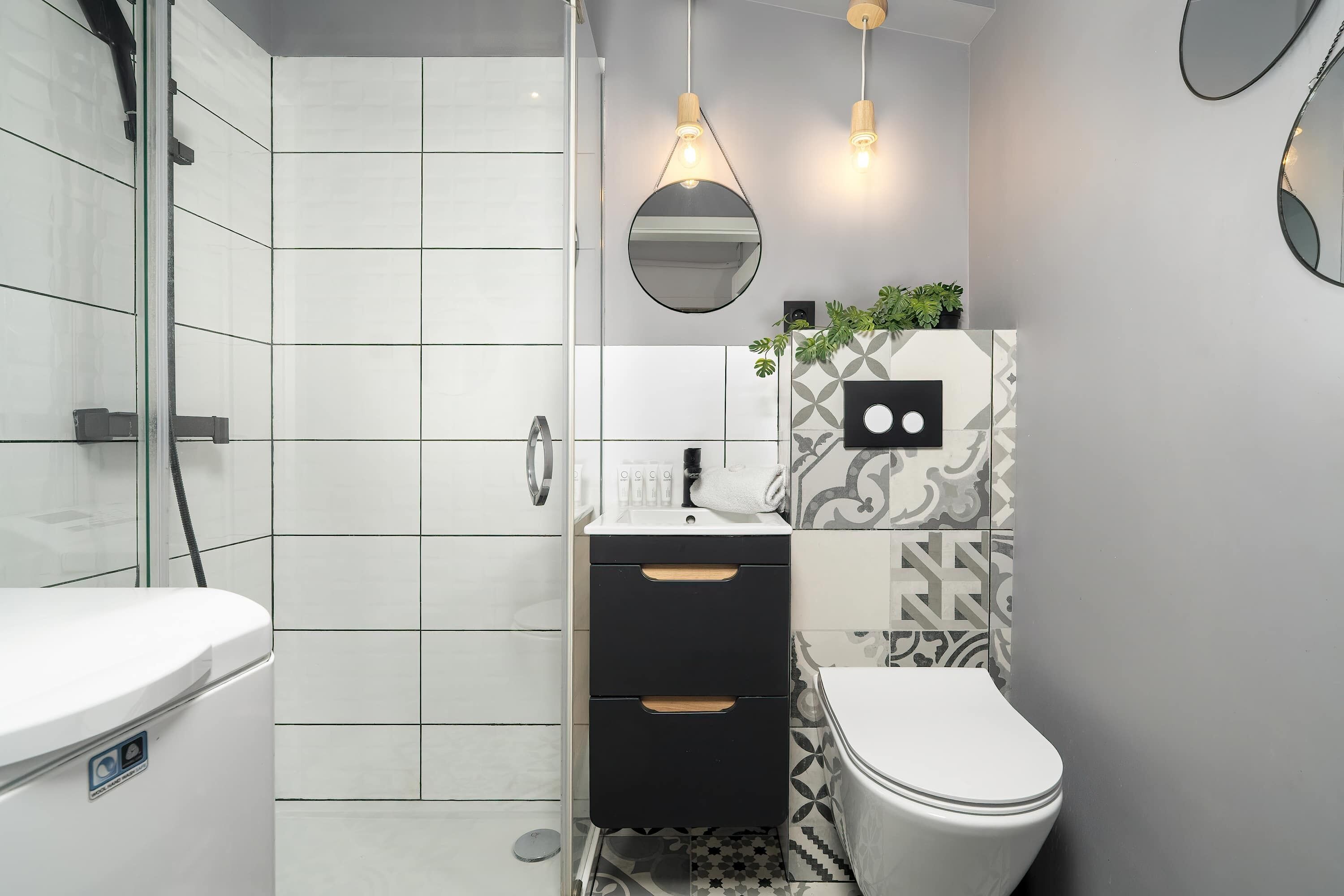 Shower, hair dryer, towels, shampoo