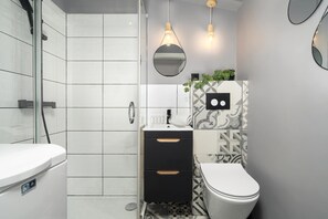 Shower, hair dryer, towels, shampoo - Stylish Apartment | 2 Bedrooms | Pet Friendly (Poznań)