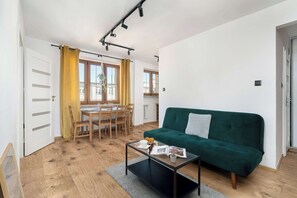TV - Stylish Apartment | 2 Bedrooms | Pet Friendly (Poznań)