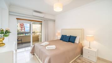 Tabla de planchar con plancha, wifi y ropa de cama