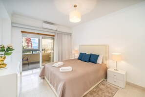 Tabla de planchar con plancha, wifi y ropa de cama 