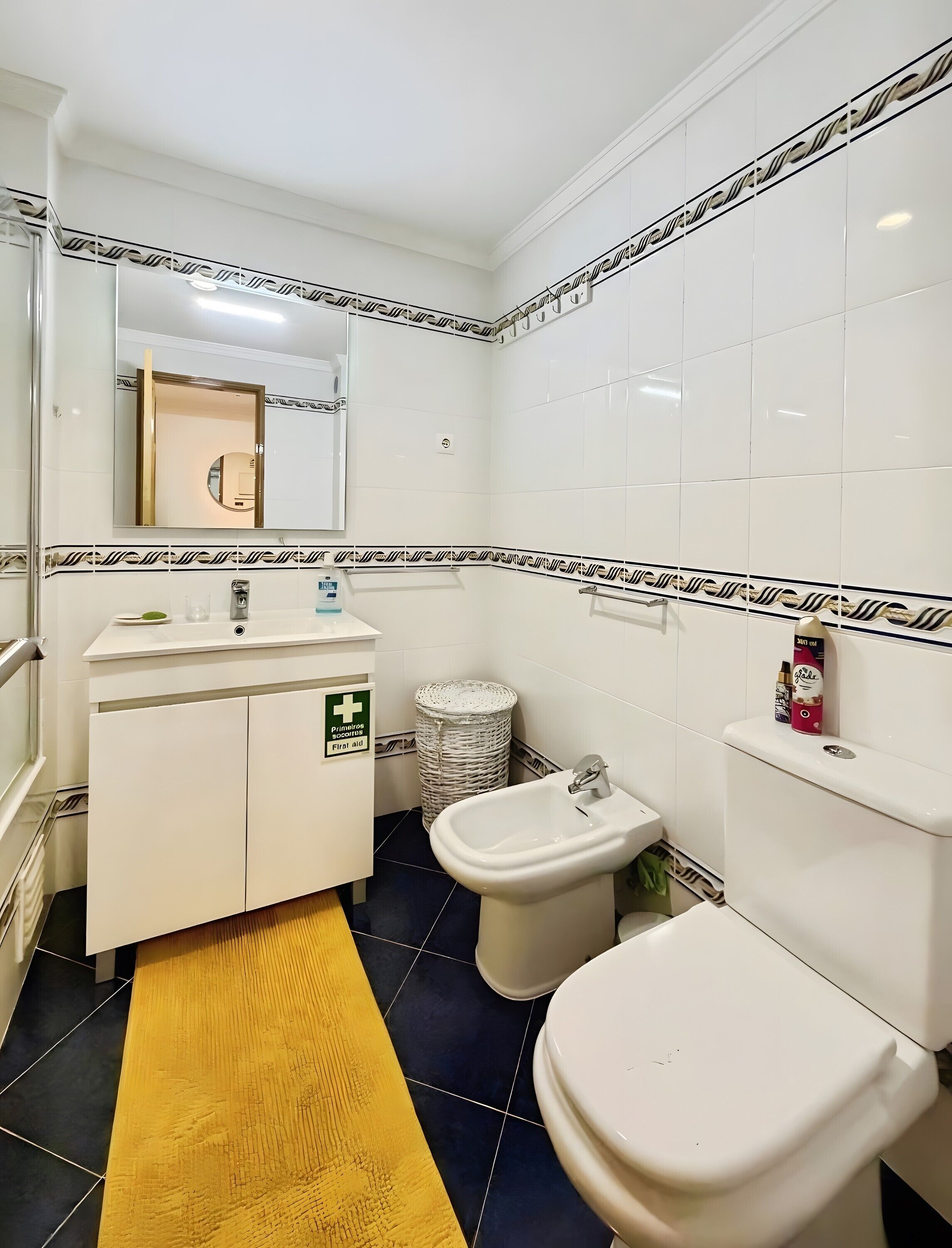 Een douche, een haardroger, handdoeken