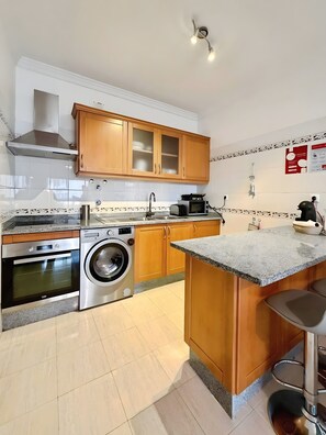 Fridge, microwave, oven, stovetop - Vacation Home 'Pikachu House' with Sea View, Wi-Fi, and Air Conditioning (Porches)