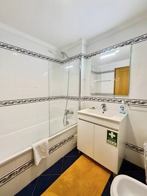 淋浴设施、吹风机、毛巾