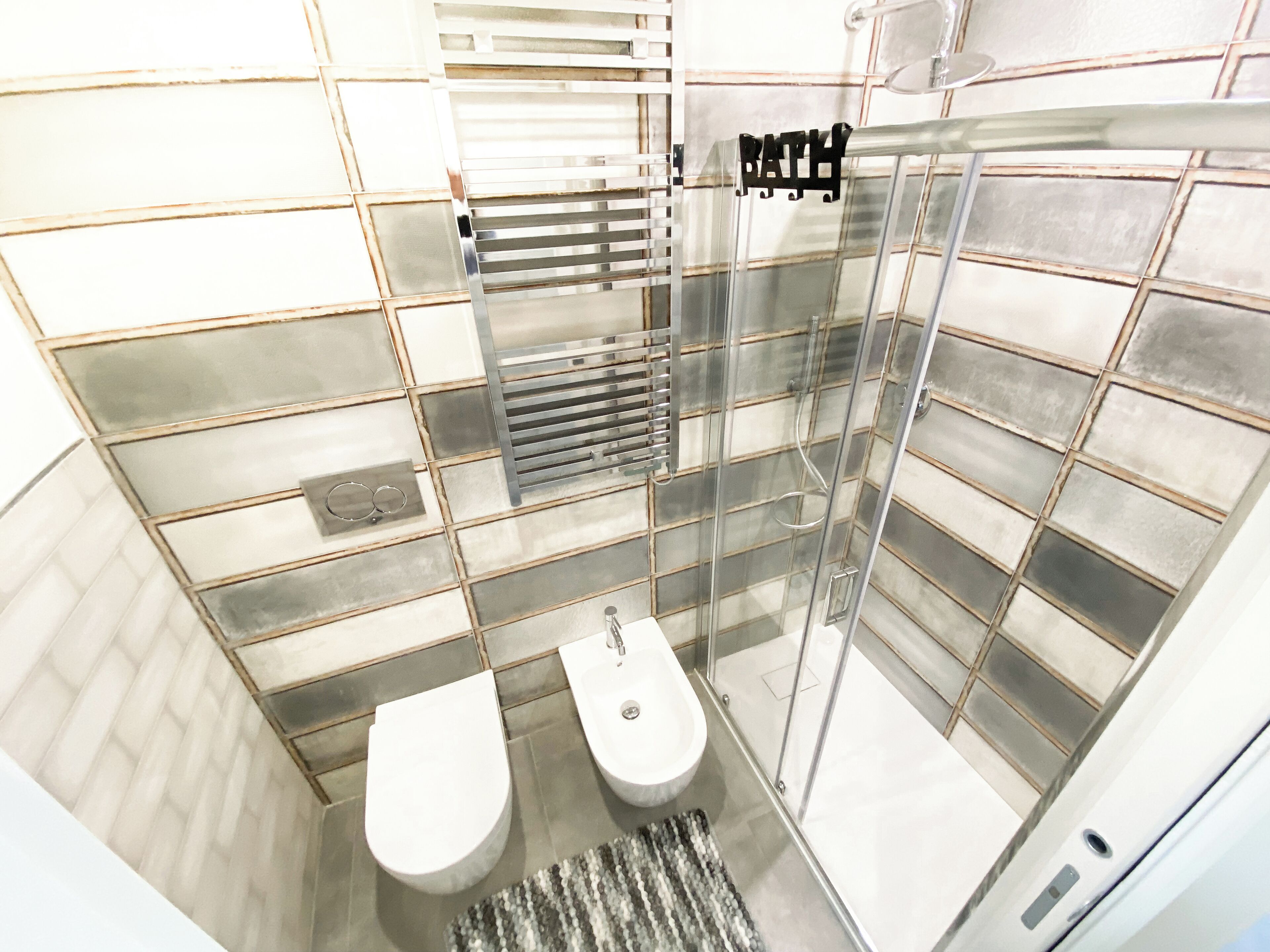 Haartrockner, Handtücher, Seife, Toilettenpapier