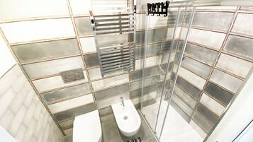 Haartrockner, Handtücher, Seife, Toilettenpapier