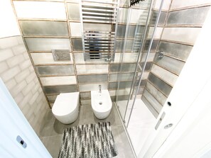 Haartrockner, Handtücher, Seife, Toilettenpapier