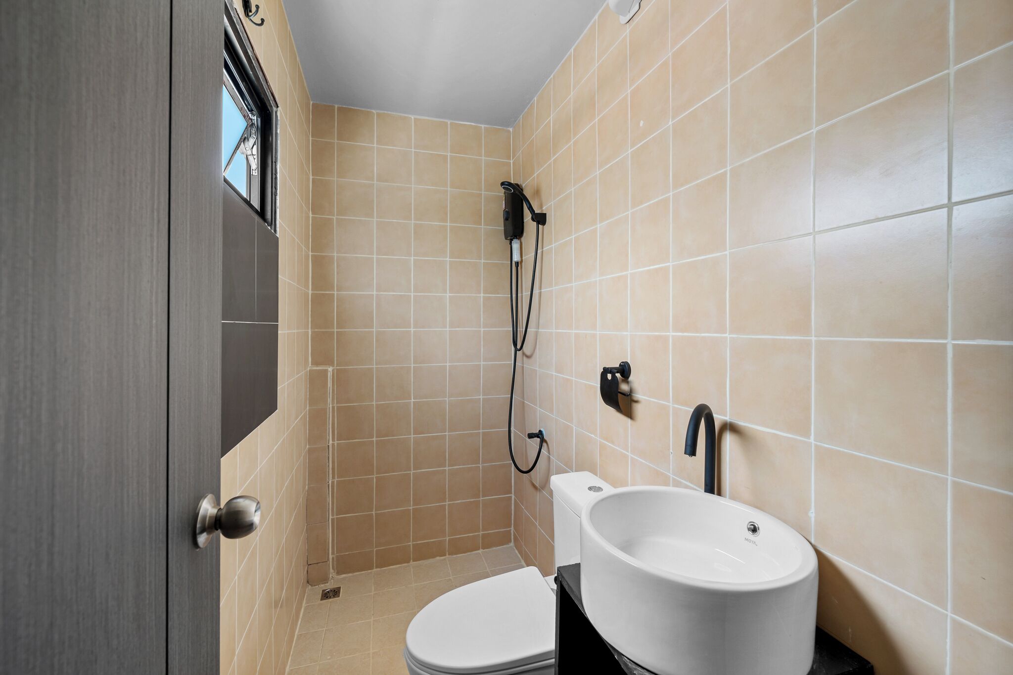 Pancuran mandi, pengering rambut, tuala disediakan, sabun 