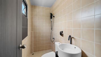 Pancuran mandi, pengering rambut, tuala disediakan, sabun