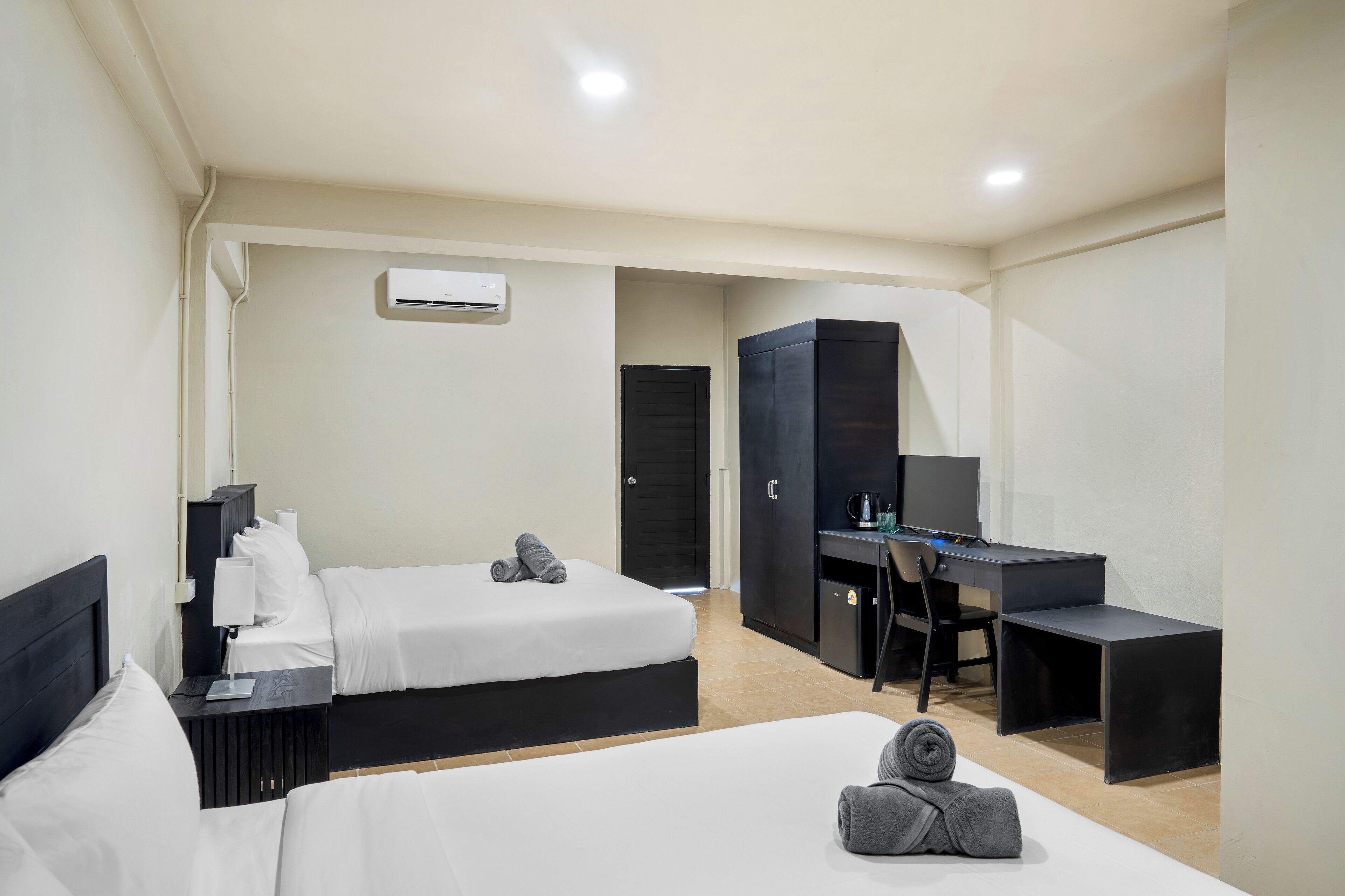 Zimmersafe, laptopgeeigneter Arbeitsplatz, Bügeleisen/Bügelbrett