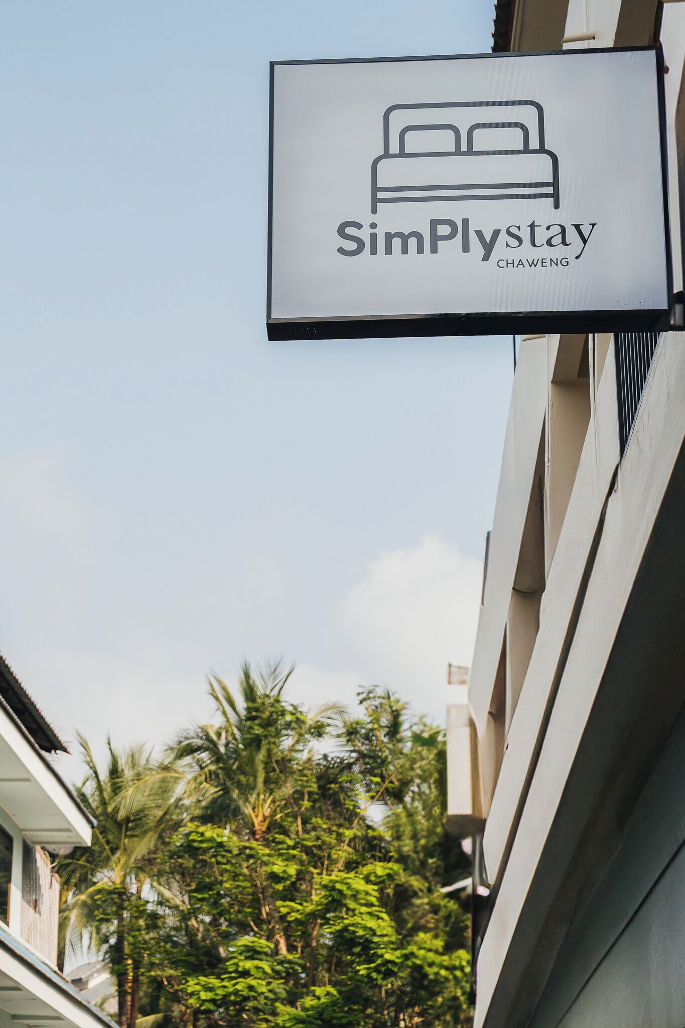 A hotel sign with a bed icon and the name "SimPlystay" and "CHAWENG".