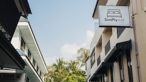 A hotel sign with a bed icon and the name "SimPlystay Chaweng". - Simply Stay Chaweng (Koh Samui)