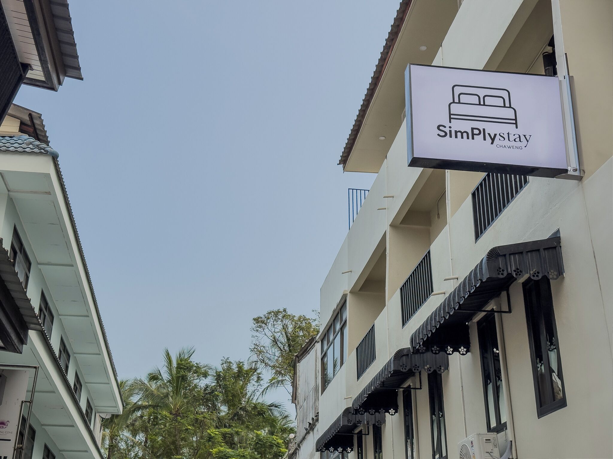 Un edificio con un letrero que indica SimPlystay Chaweng.