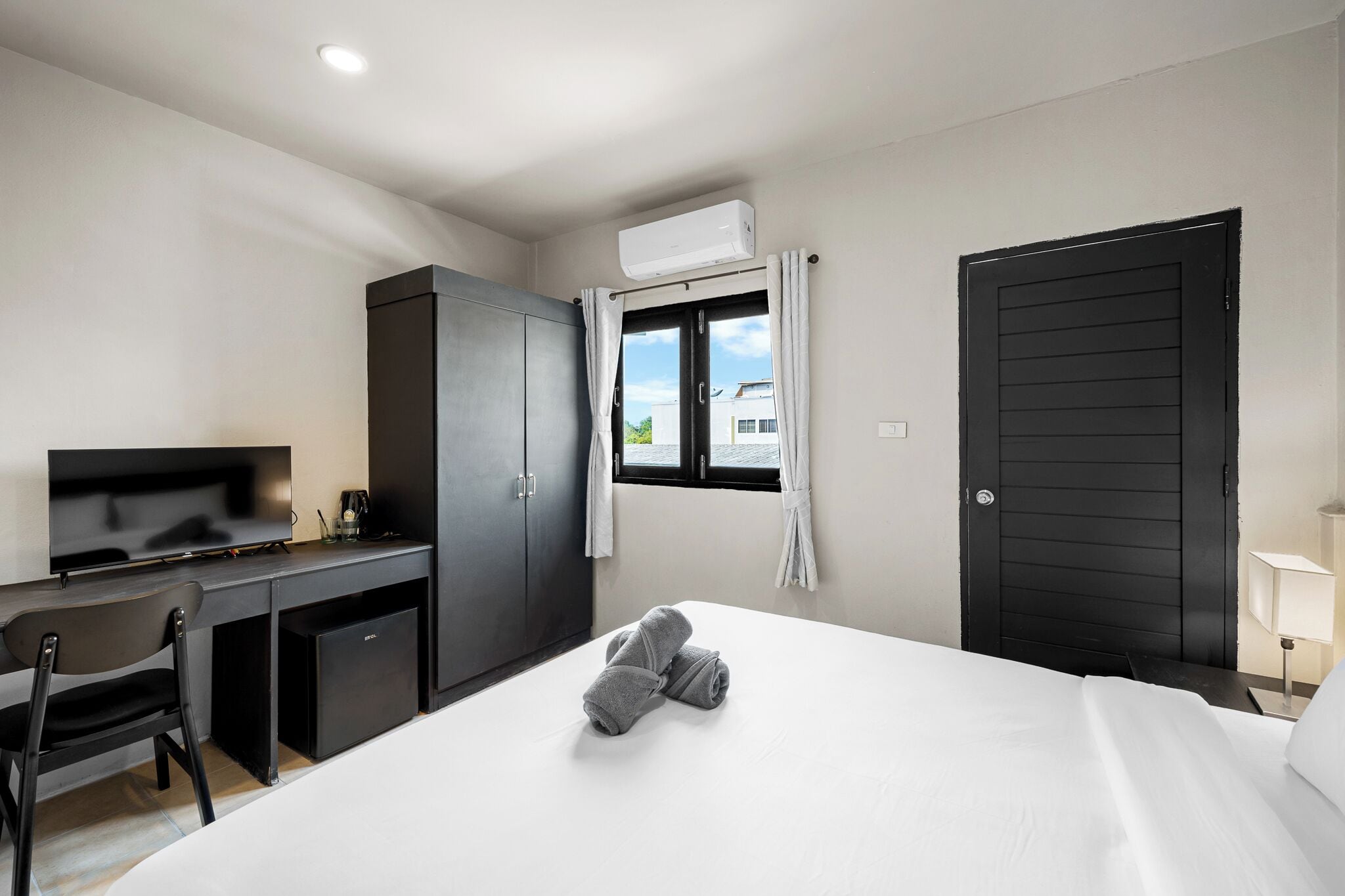 In-room safe, laptop workspace, iron/ironing board, free WiFi