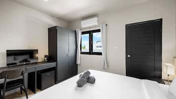 In-room safe, laptop workspace, iron/ironing board, free WiFi