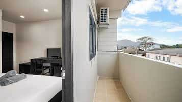 Standard Double Room | Peti besi dalam bilik, ruang kerja komputer riba