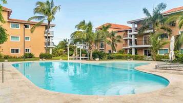 Apartamento, 2 quartos, sacada, vista para a piscina | Piscina