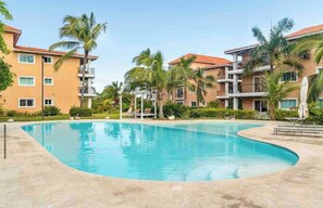 Apartamento, 2 quartos, sacada, vista para a piscina | Piscina