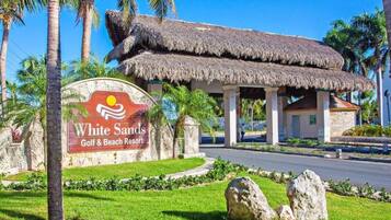 Apartamento, 2 quartos, sacada, vista para a piscina | Fachada