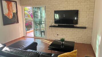 Apartamento, 2 quartos, sacada, vista para a piscina | Sala de estar