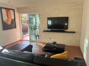 Apartamento, 2 quartos, sacada, vista para a piscina | Sala de estar