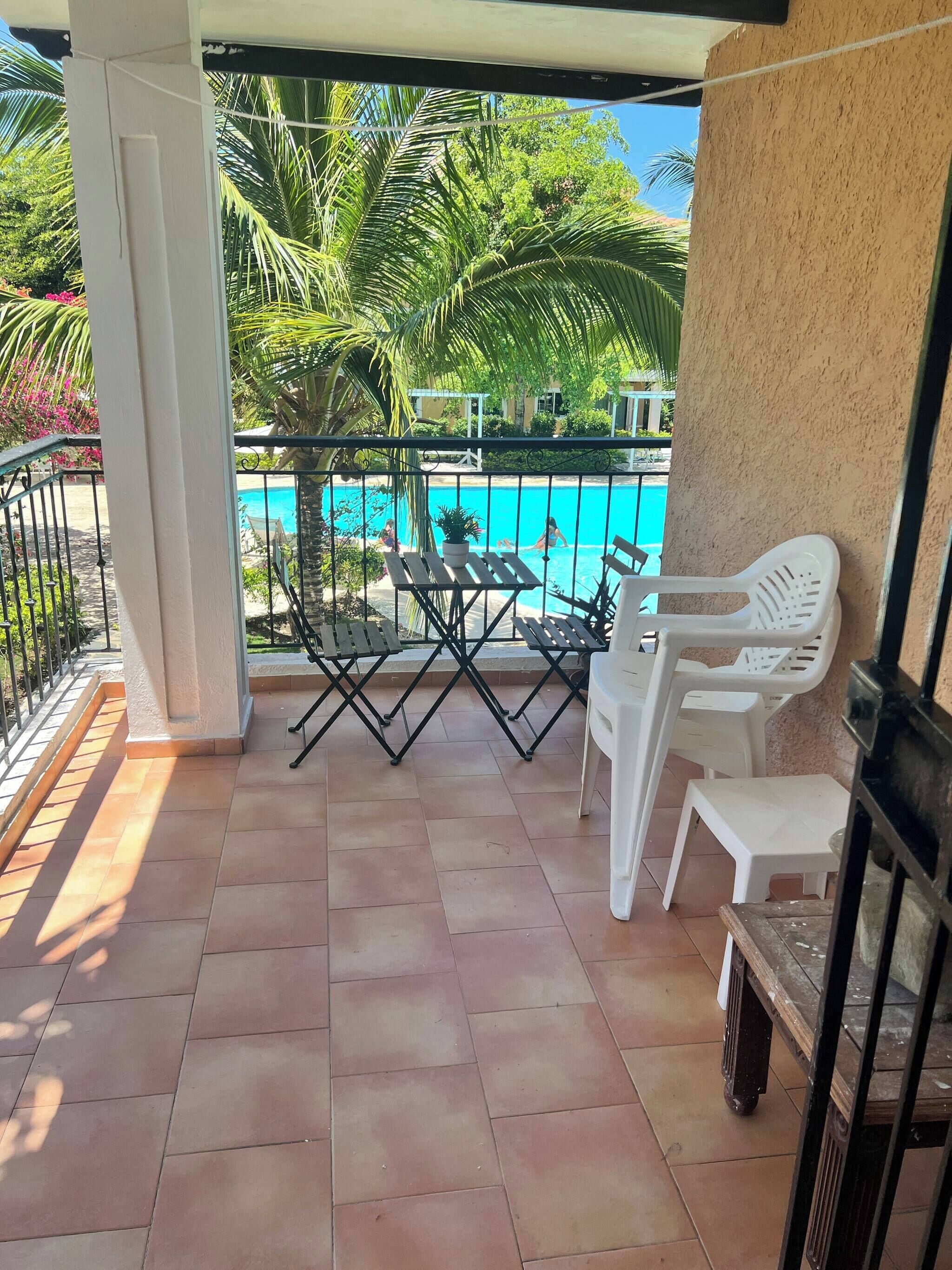 Apartamento, 2 quartos, sacada, vista para a piscina | Sacada
