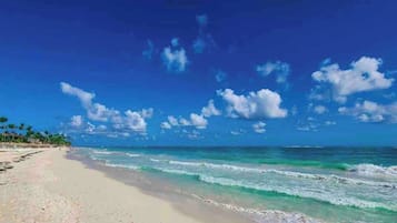 Apartamento, 2 quartos, sacada, vista para a piscina | Praia