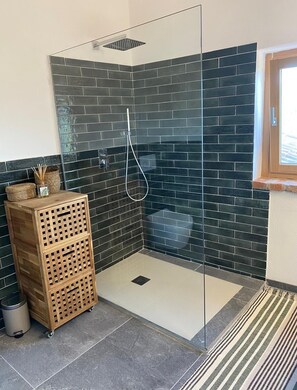 Hair dryer, towels, soap, toilet paper - In the heart of Alta Langa, a charming villa with private pool (Piemonte)