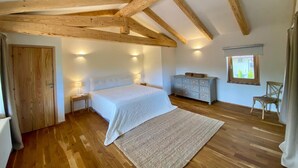 Room - In the heart of Alta Langa, a charming villa with private pool (Piemonte)