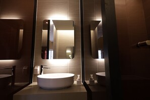 Quarto duplo luxo | Banheiro | Secador de cabelo, toalhas de banho, sabonete, shampoo