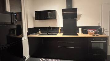 Coffee/tea maker, fridge, microwave, oven