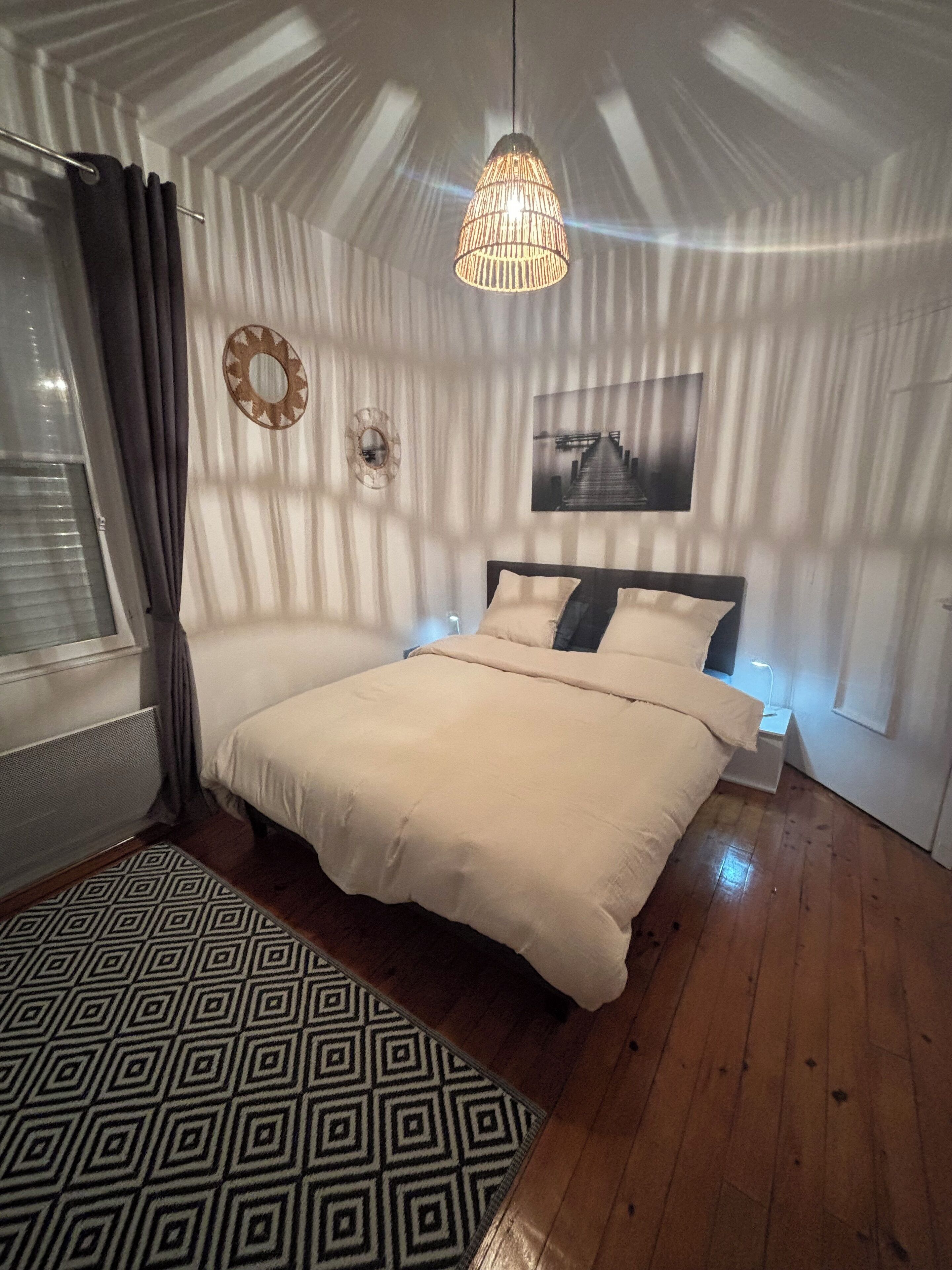 1 bedroom, bed sheets