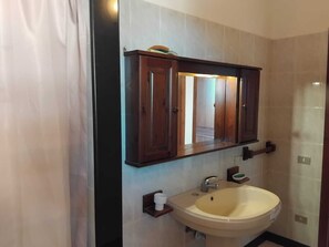 Shower, bidet, towels, soap - Sa Mora - Holiday Home 50m from the Sea - Mandriola families and couples (Mandriola)