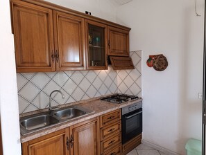 Fridge, oven, stovetop, coffee/tea maker