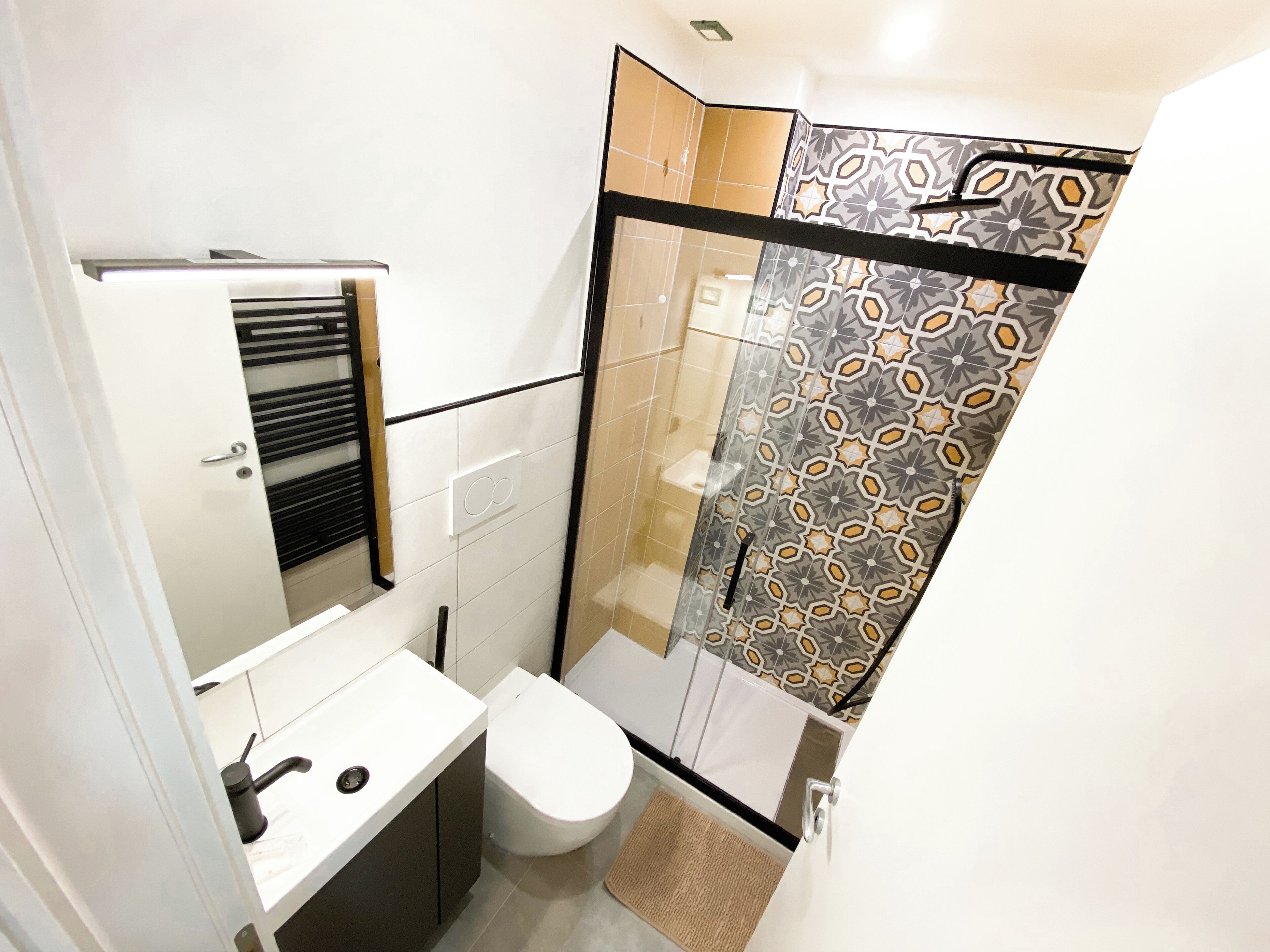 Sèche-cheveux, serviettes fournies, savon, papier toilette