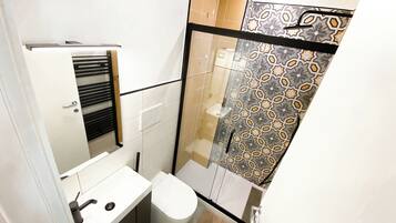 SĂšche-cheveux, serviettes fournies, savon, papier toilette